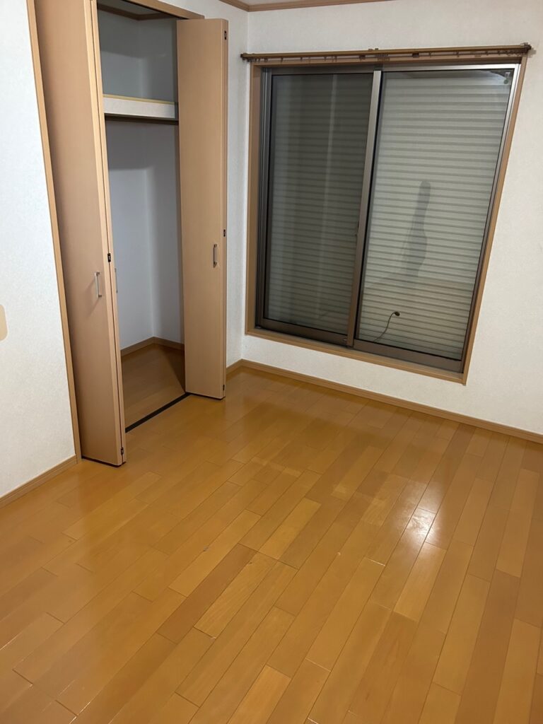 【不用品回収事例】家の売却に伴う急ぎの引っ越し|ダイニングテーブル・整理ダンスの回収と床の清掃 H様宅 大阪府和泉市