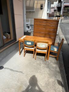 【不用品回収事例】家の売却に伴う急ぎの引っ越し|ダイニングテーブル・整理ダンスの回収と床の清掃 H様宅 大阪府和泉市