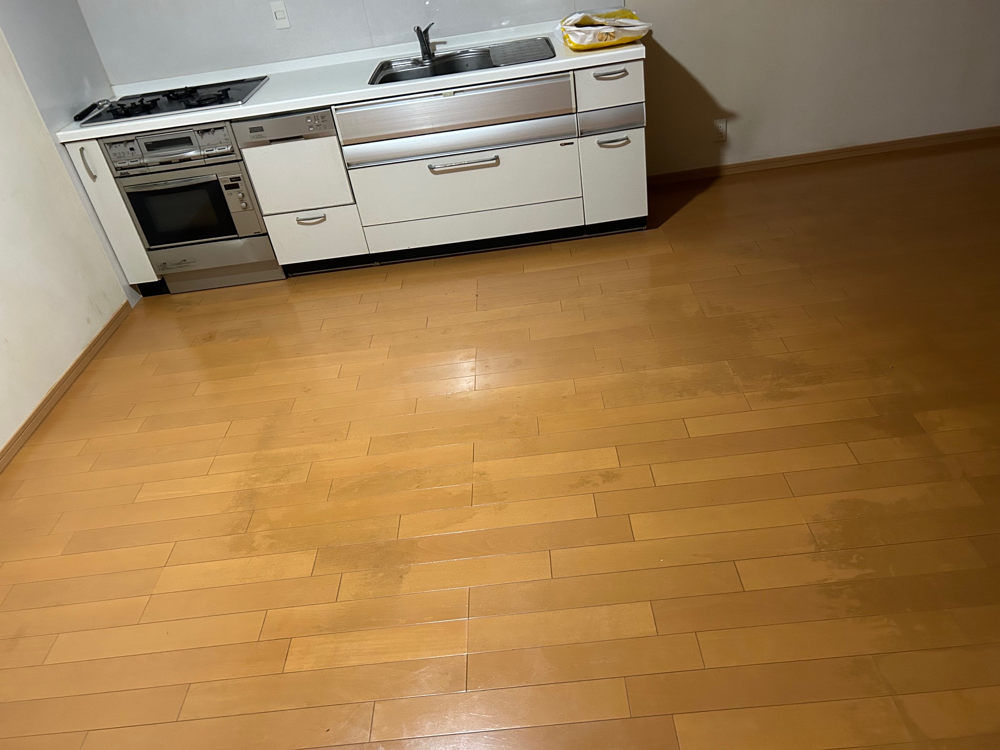 【不用品回収事例】家の売却に伴う急ぎの引っ越し｜ダイニングテーブル・整理ダンスの回収と床の清掃 H様宅 大阪府和泉市