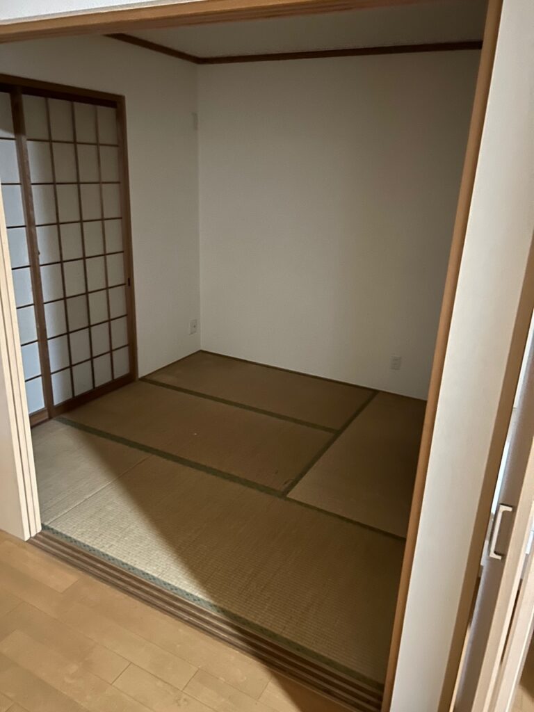 【不用品回収事例】家の売却に伴う急ぎの引っ越し|ダイニングテーブル・整理ダンスの回収と床の清掃 H様宅 大阪府和泉市