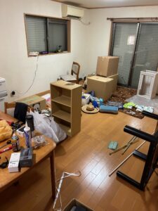 【不用品回収事例】家の売却に伴う急ぎの引っ越し|ダイニングテーブル・整理ダンスの回収と床の清掃 H様宅 大阪府和泉市